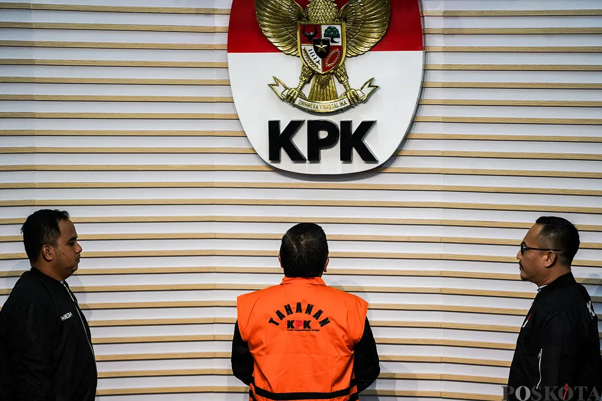 Sekretaris Jenderal (Sekjen) Partai Demokrasi Indonesia Perjuangan (PDIP) Hasto Kristiyanto, berjalan menggunakan baju Tahanan KPK ketika menuju ruang konfrensi pers di Gedung Merah Putih KPK, Jakarta, Kamis, 20 Februari 2025. (Sumber: Poskota/Bilal Nugraha Ginanjar)