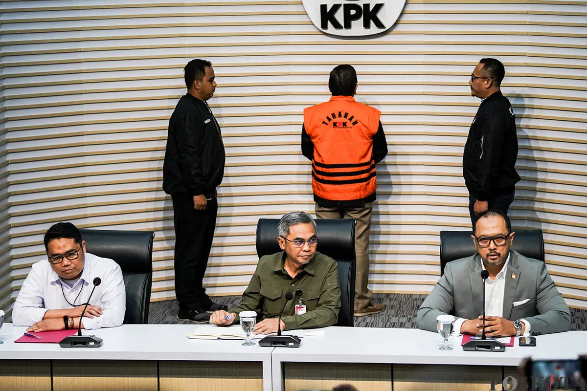 Sekretaris Jenderal (Sekjen) Partai Demokrasi Indonesia Perjuangan (PDIP) Hasto Kristiyanto, berjalan menggunakan baju Tahanan KPK ketika menuju ruang konfrensi pers di Gedung Merah Putih KPK, Jakarta, Kamis, 20 Februari 2025. (Sumber: Poskota/Bilal Nugraha Ginanjar)