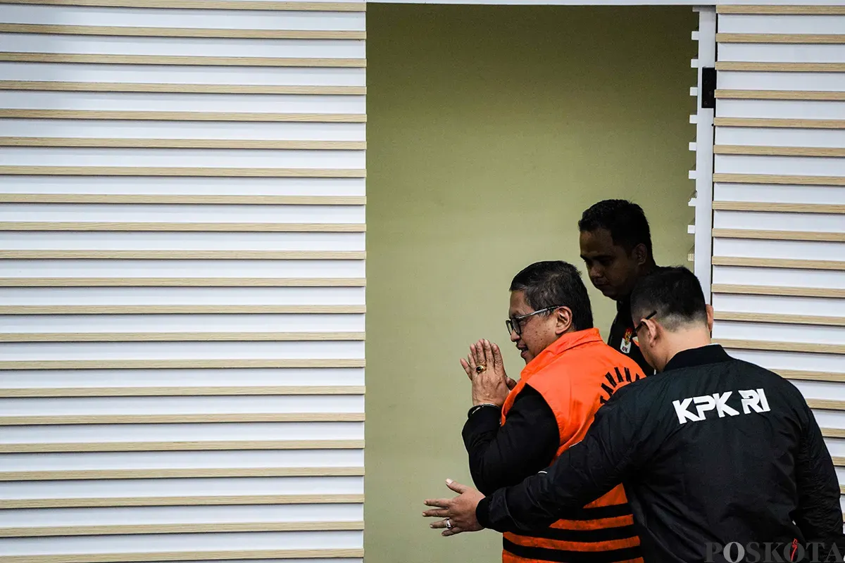 Sekretaris Jenderal (Sekjen) Partai Demokrasi Indonesia Perjuangan (PDIP) Hasto Kristiyanto, berjalan menggunakan baju Tahanan KPK ketika menuju ruang konfrensi pers di Gedung Merah Putih KPK, Jakarta, Kamis, 20 Februari 2025. (Sumber: Poskota/Bilal Nugraha Ginanjar)