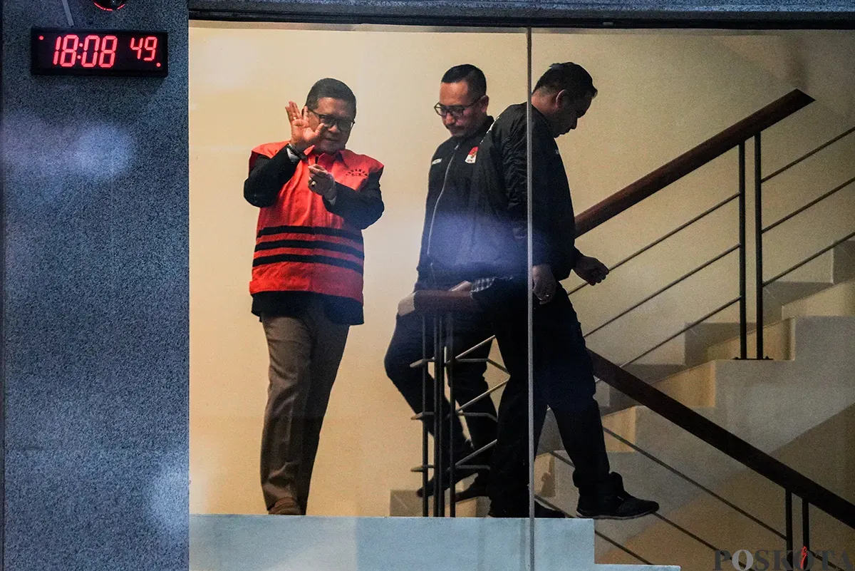 Sekretaris Jenderal (Sekjen) Partai Demokrasi Indonesia Perjuangan (PDIP) Hasto Kristiyanto, berjalan menggunakan baju Tahanan KPK ketika menuju ruang konfrensi pers di Gedung Merah Putih KPK, Jakarta, Kamis, 20 Februari 2025. (Sumber: Poskota/Bilal Nugraha Ginanjar)
