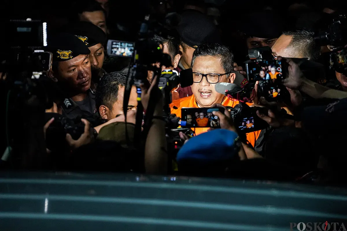 Sekretaris Jenderal (Sekjen) Partai Demokrasi Indonesia Perjuangan (PDIP) Hasto Kristiyanto, berjalan menggunakan baju Tahanan KPK ketika menuju ruang konfrensi pers di Gedung Merah Putih KPK, Jakarta, Kamis, 20 Februari 2025. (Sumber: Poskota/Bilal Nugraha Ginanjar)