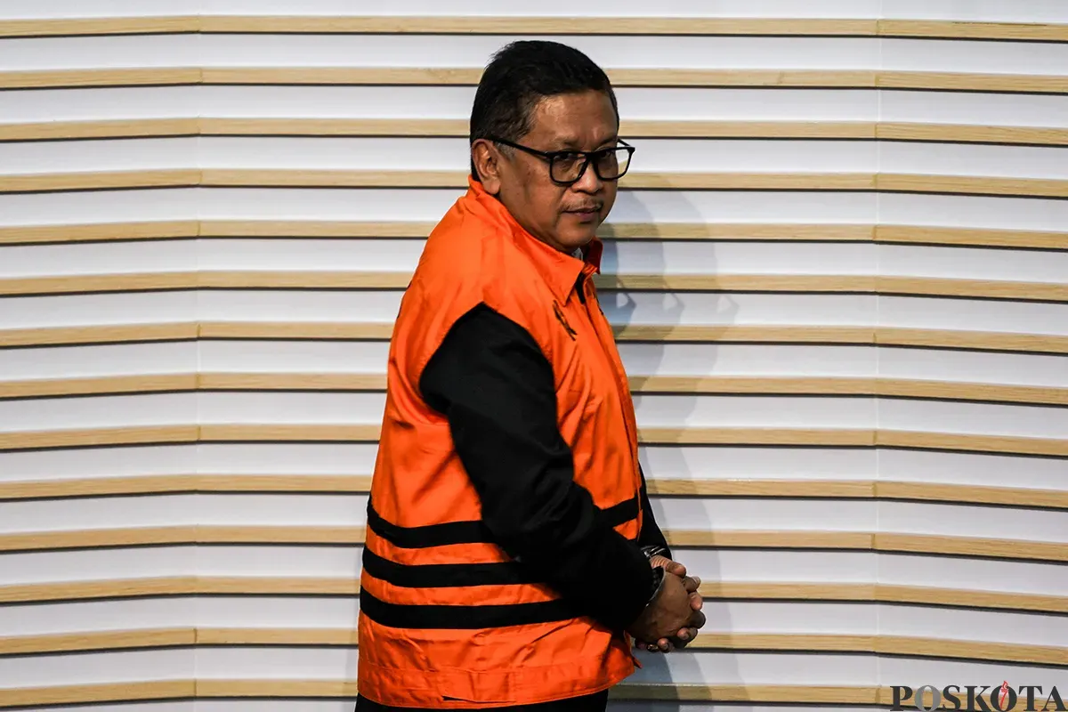 Sekjen PDIP, Hasto Kristiyanto, berjalan menggunakan baju Tahanan KPK ketika menuju ruang konfrensi pers di Gedung Merah Putih KPK, Jakarta, Kamis, 20 Februari 2025. (Sumber: Poskota/Bilal Nugraha Ginanjar)