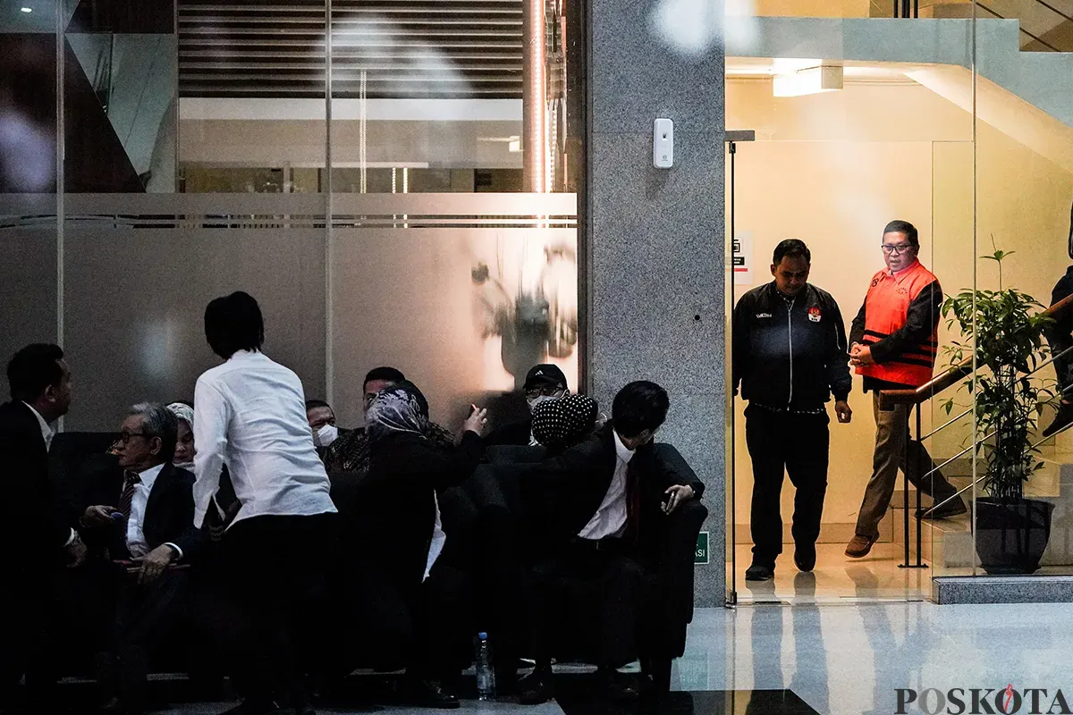 Sekretaris Jenderal (Sekjen) Partai Demokrasi Indonesia Perjuangan (PDIP) Hasto Kristiyanto, berjalan menggunakan baju Tahanan KPK ketika menuju ruang konfrensi pers di Gedung Merah Putih KPK, Jakarta, Kamis, 20 Februari 2025. (Sumber: Poskota/Bilal Nugraha Ginanjar)