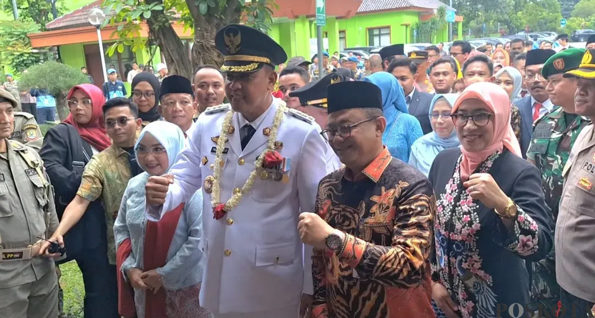 Wali Kota Bekasi 2025-2030, Tri Adhianto saat tiba di Kantor Wali Kota Bekasi, Kamis, 20 Februari 2025. (Sumber: Poskota/Ihsan Fahmi)