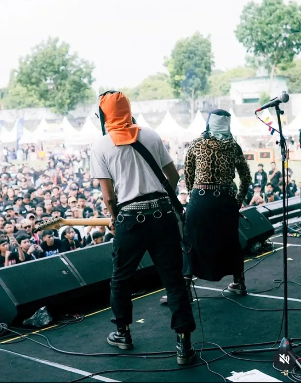 Ilustrasi penampilan band Sukatani. (Sumber: IG/Sukatani.band)