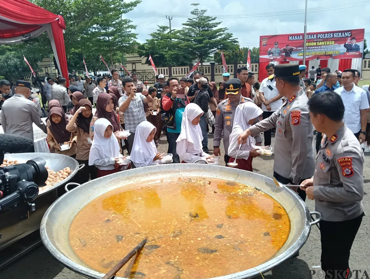 Kapolda Banten Irjen Suyudi Ario Seto menuangkan soto tangkar ke dalam boks nasi yang dibawa masing-masing murid SD, di halaman Mapolres Serang, Jumat, 21 Februari 2025. (Sumber: Poskota/Rahmat Haryono)