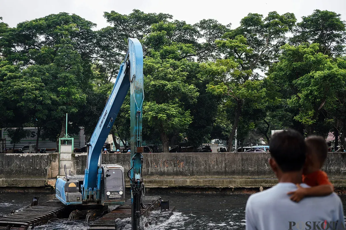 Dua eskavator mengeruk lumpur sedimentasi dari dasar Sungai Mookervaart, Jalan Daan Mogot, Jakarta Barat, Jum'at, 21 Februari 2025. (Sumber: Poskota/Bilal Nugraha Ginanjar)