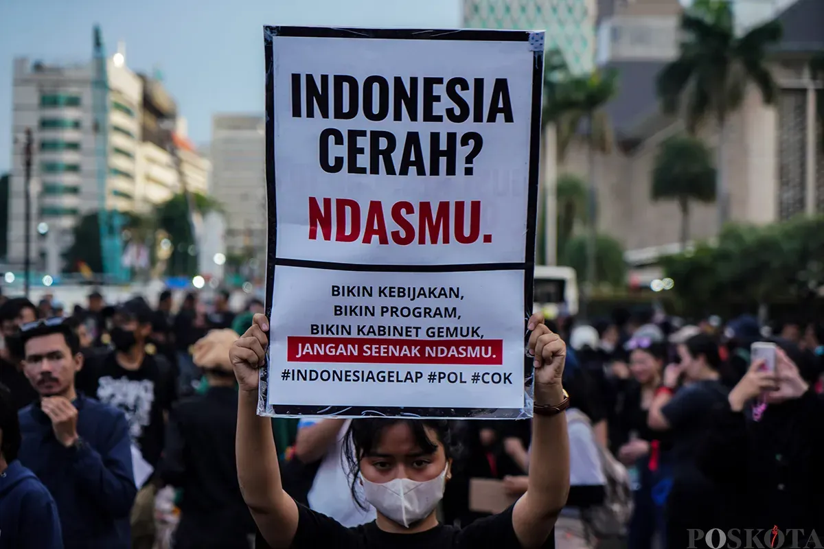 Massa aksi yang tergabung dari sejumlah elemen masyarakat dan mahasiswa menggelar aksi unjuk rasa di sekitar Patung Arjuna Wijaya, Jakarta, 21 Februari 2025. (Sumber: Poskota/Bilal Nugraha Ginanjar)