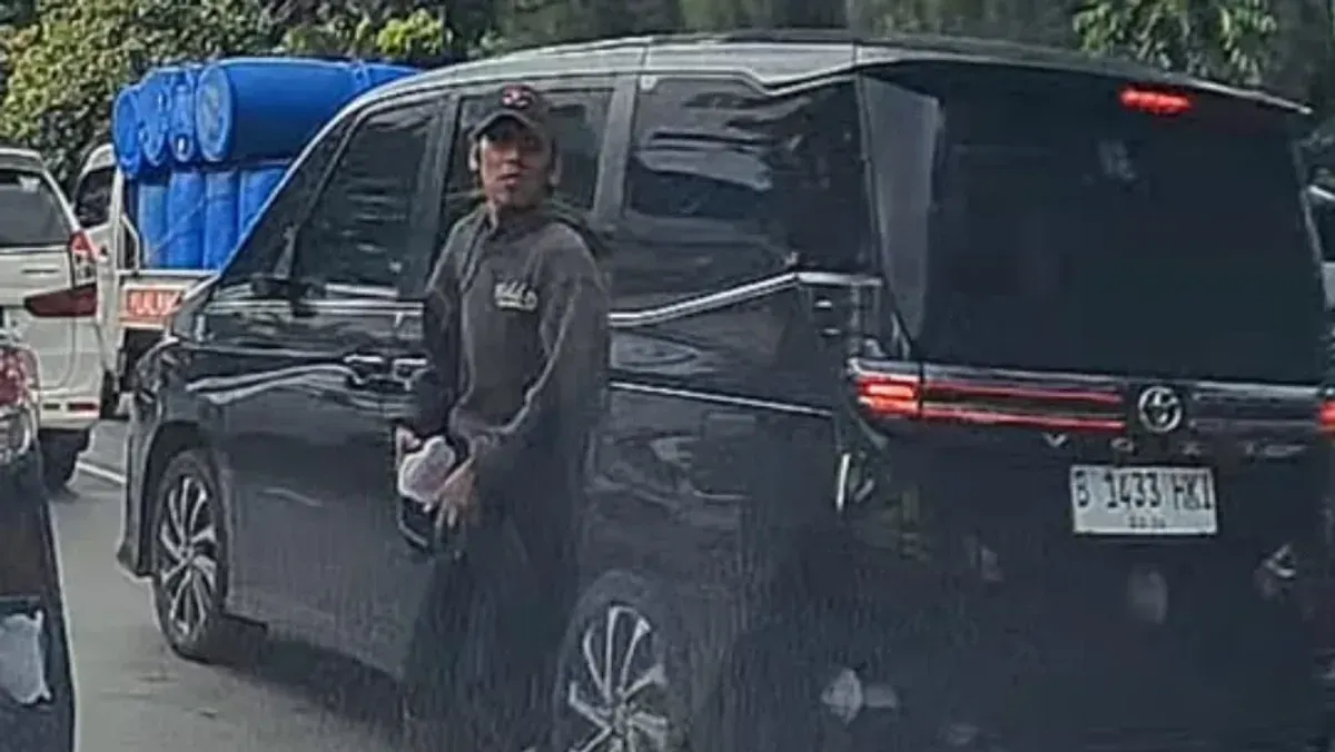 Pelaku begal spion mobil di Jalan Pluit Selatan Raya, Jakarta Utara terekam kamera dascham mobil. (Sumber: Instagram/@dashcam_owners_indonesia)