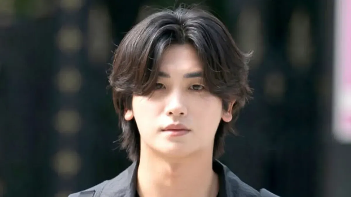 Park Hyung Sik memukau penggemar dalam drama thriller politik Buried Hearts, yang telah tayang perdana pada 21 Februari 2025. Saksikan intrik kekuasaan dan ambisi yang memanas. (Sumber: Instagram/sbsdrama.official)