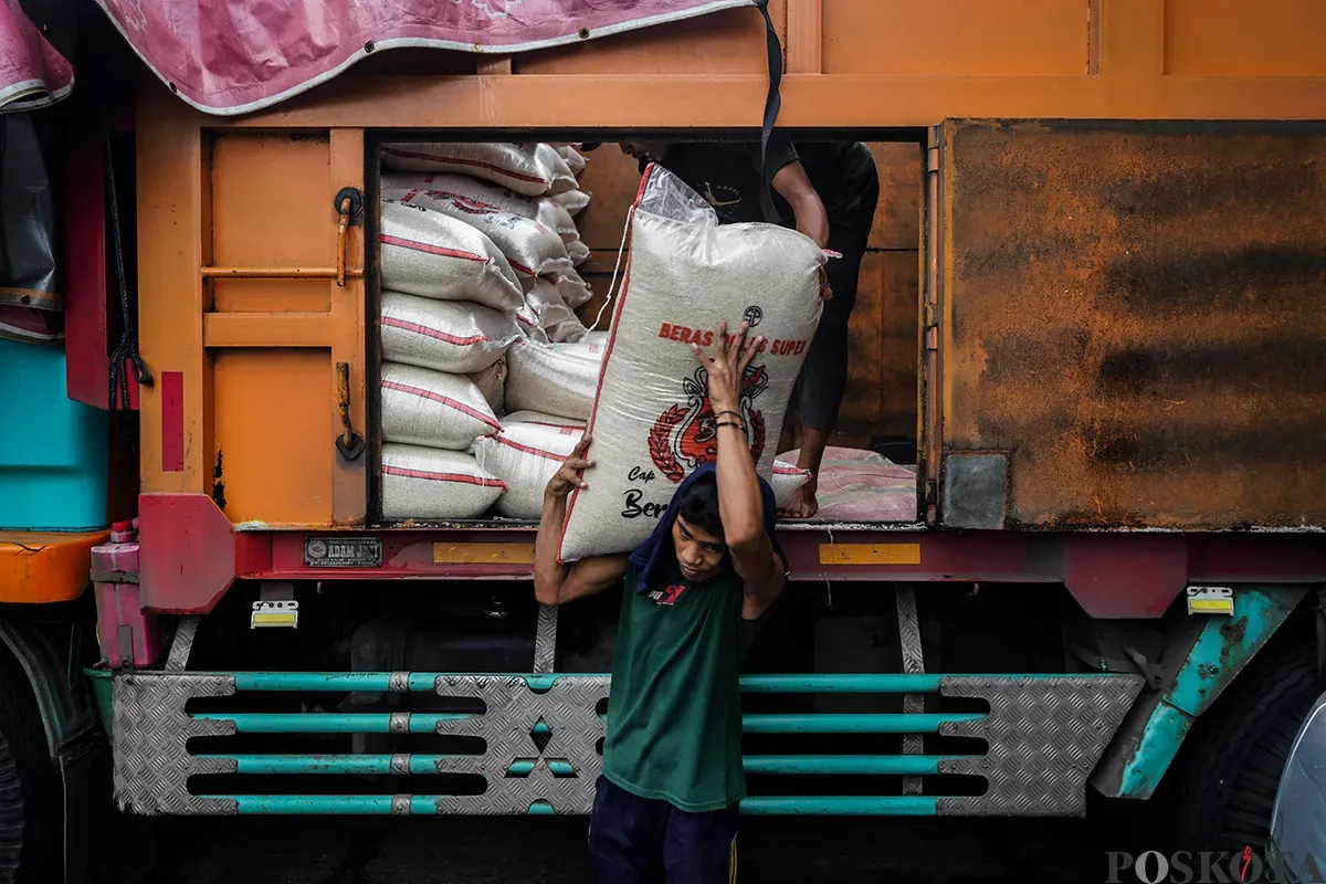 Aktivitas jual beli beras serta sejumlah pekerja yang tengah mengangkut karungan beras di Pasar Induk Cipinang, Jakarta Timur, Sabtu, 22 Februari 2025. (Sumber: Poskota/Bilal Nugraha Ginanjar)