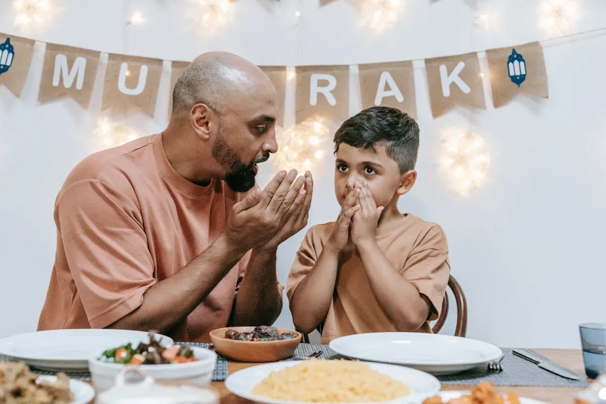 Ilustrasi. 7 tips mengajarkan anak puasa Ramadhan tanpa paksaan yang dapat dilakukan orangtua. (Sumber: Pexels/Timur Weber)