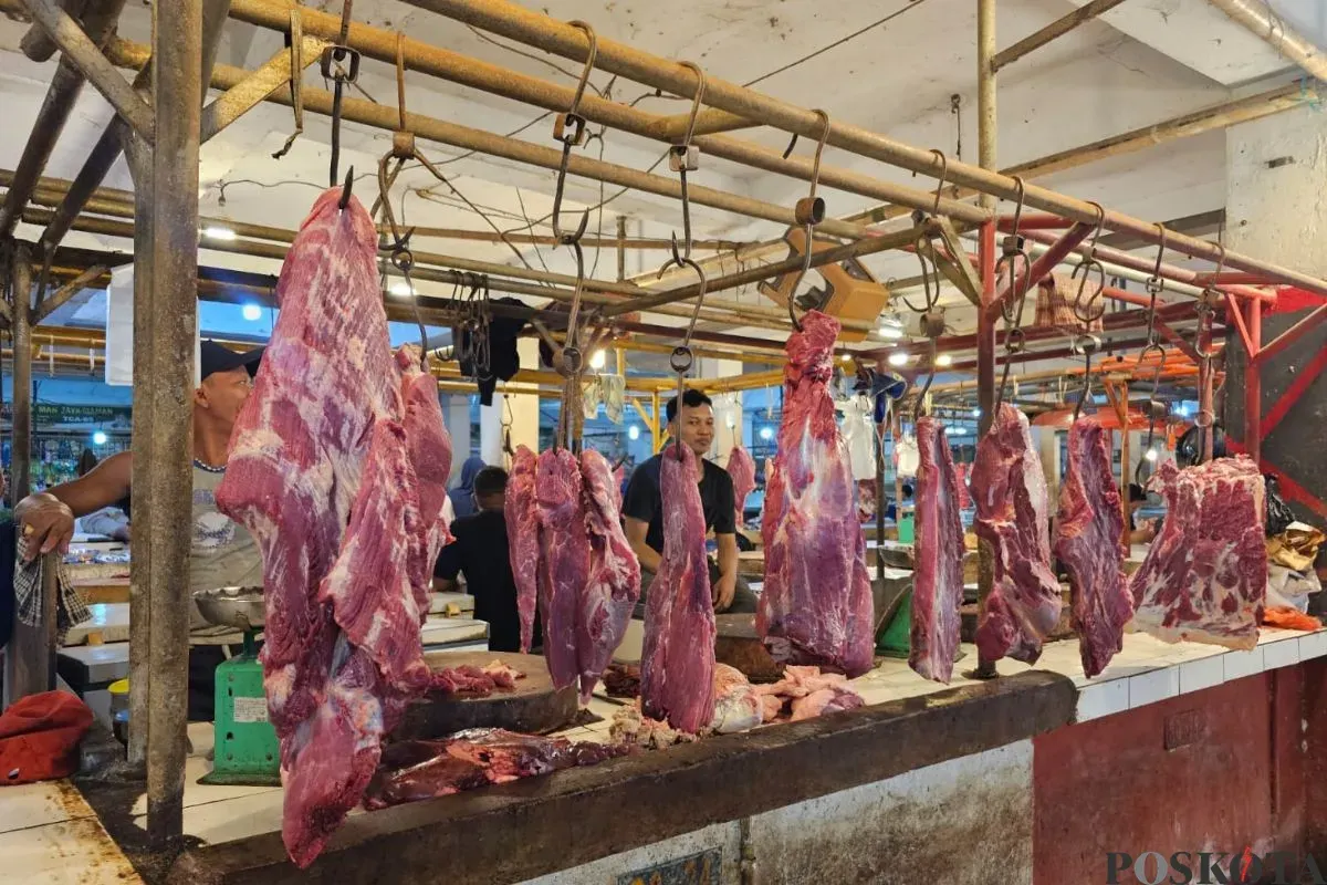 Pedagang daging di Pasar Gudang Tigaraksa, Kabupaten Tangerang, Minggu, 23 Februari 2025. (Sumber: Poskota/Veronica Prasetyo)