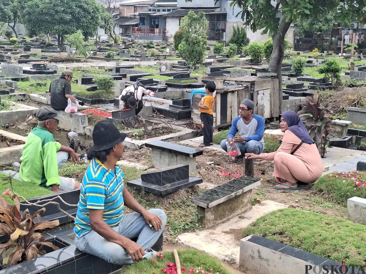 Warga tampak mengunjungi makam kuburan keluarganya di TPU Perwira, Jalan Kaliabang Tengah, Perwira, Kecamatan Bekasi Utara, Kota Bekasi, Minggu, 23 Februari 2025. (Sumber: Poskota/Ihsan Fahmi)