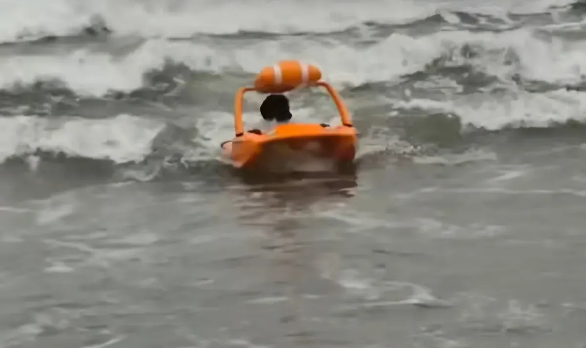 Robot penjaga pantai yang viral di media sosial. (Sumber: Instagram/@galery_news)