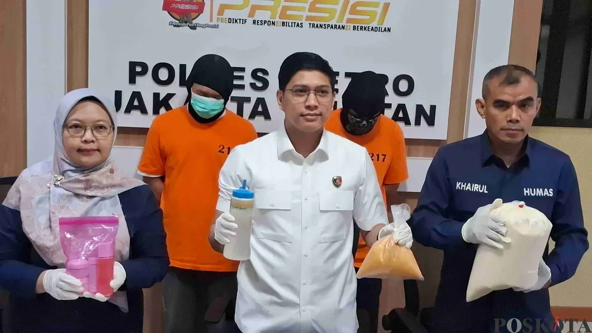 Kanit Krimsus Polres Metro Jakarta Selatan AKP Indra menunjukan barang bukti kosmetik ilegal beromset miliaran rupiah dengan dua pelaku berhasil ditangkap, Senin 24 Februari 2025. (Sumber: Poskota/Angga Pahlevi)