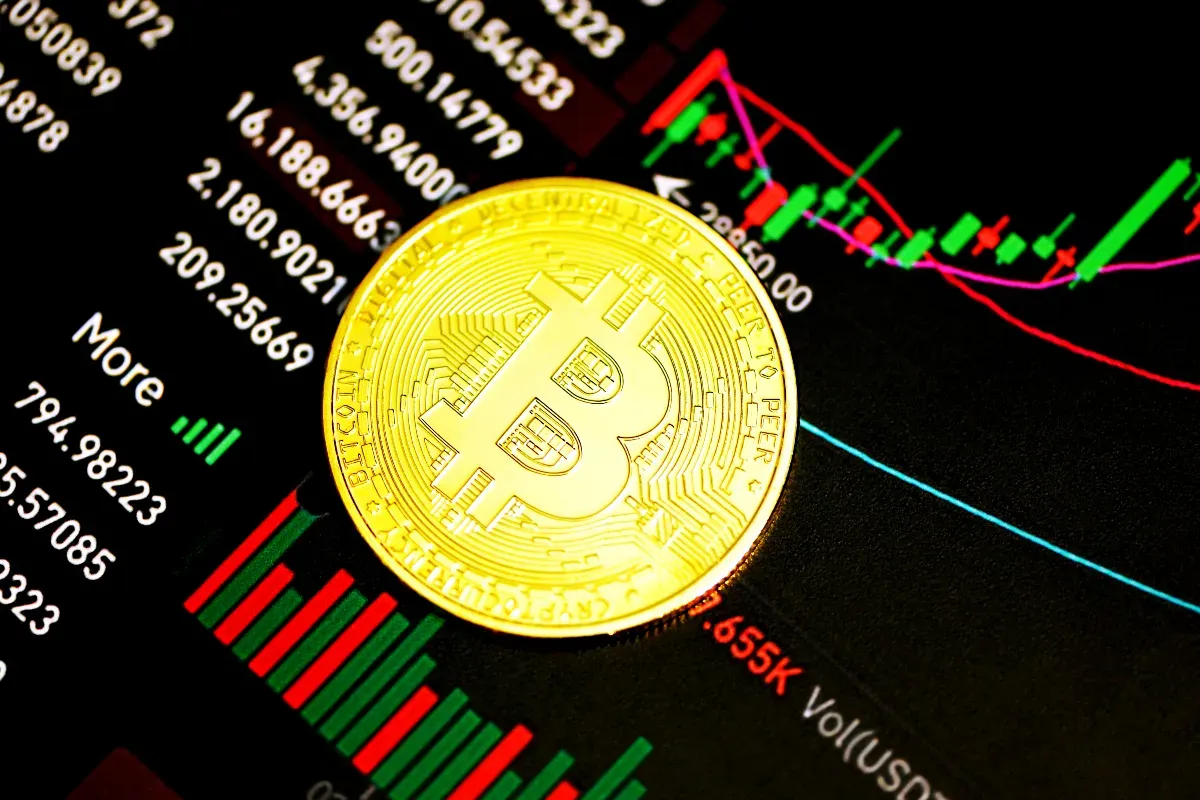 Ilustrasi mata uang kripto Bitcoin (BTC). (Sumber: Unsplash/Kanchanara)