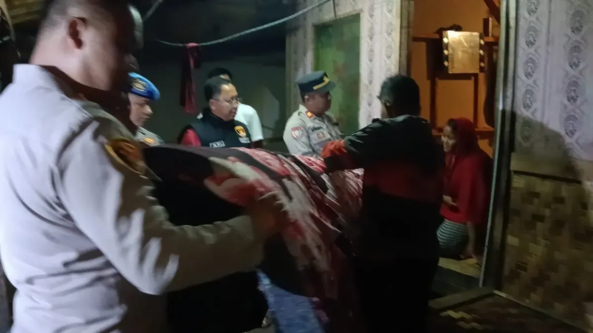 Petugas Polres Purwakarta menyita kasur yang dijarah warga saat kecelakaan di Tol Cipularang. (Sumber: Dok. Humas Polres Purwakarta)