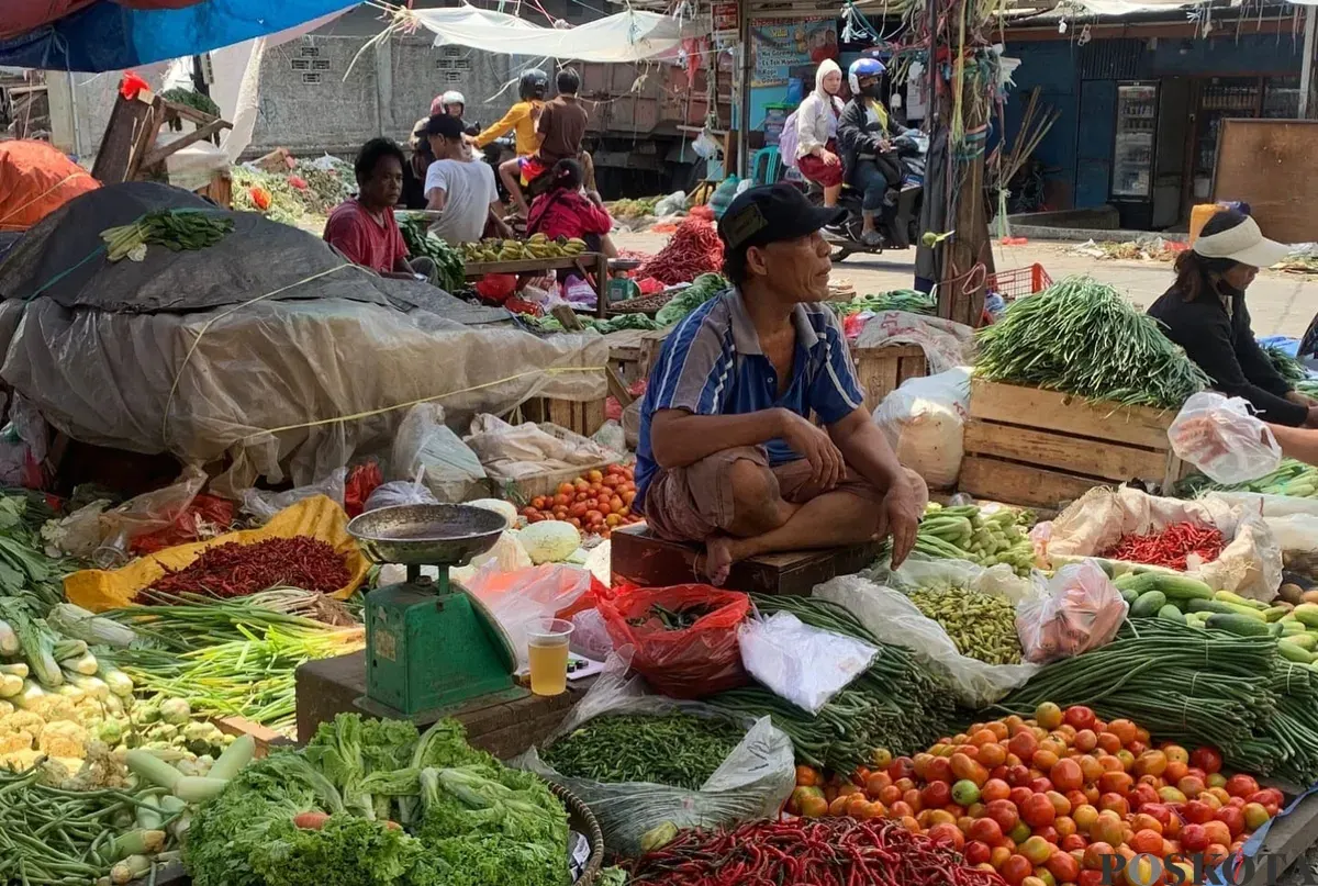 Pedagang sayuran menggelar lapak di Pasar Cisoka, Kabupaten Tangerang. Jelang Ramadan, harga cabai rawit merah tembus jadi Rp80 ribu per kg. (Sumber: Poskota/Veronica Prasetio)