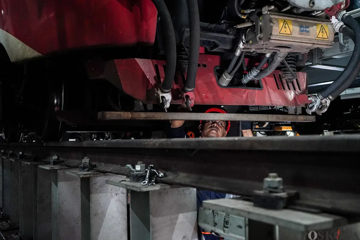 Teknisi Rollingstock LRT Jabodebek melakukan perawatan kereta Light Rail Transit (LRT) Jabodebek di Depo LRT Jatimulya, Bekasi, Jawa Barat, Senin, 24 Februari 2025. (Sumber: Poskota/Bilal Nugraha Ginanjar)