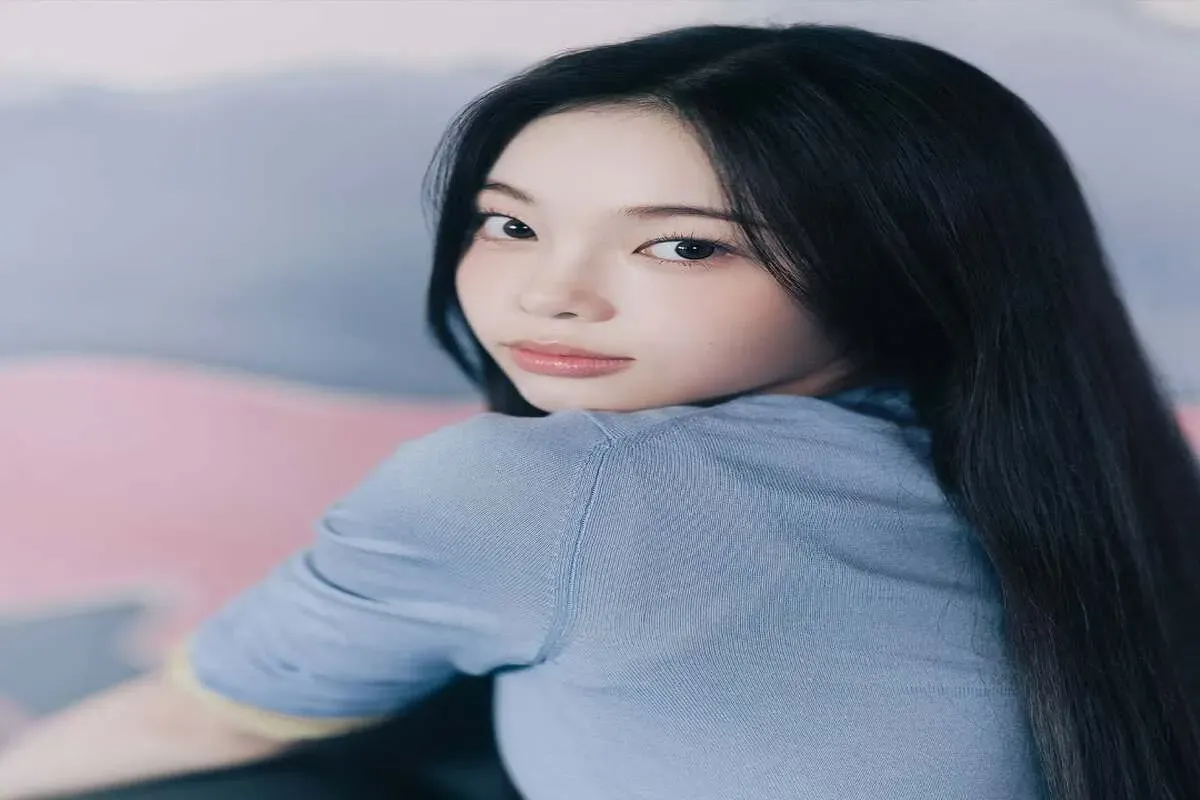 Carmen dari girl group Hearts2Hearts menjadi idol pertama di SM Entertainment. (Sumber: Instagram: @hearts2hearts)