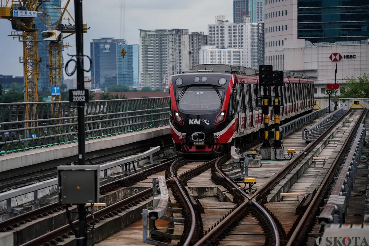Kereta Lintas Raya Terpadu (LRT) Jabodebek saat melintas di kawasan Dukuh Atas, Jakarta, Senin, 24 Februari 2025. (Sumber: Poskota/Bilal Nugraha Ginanjar)