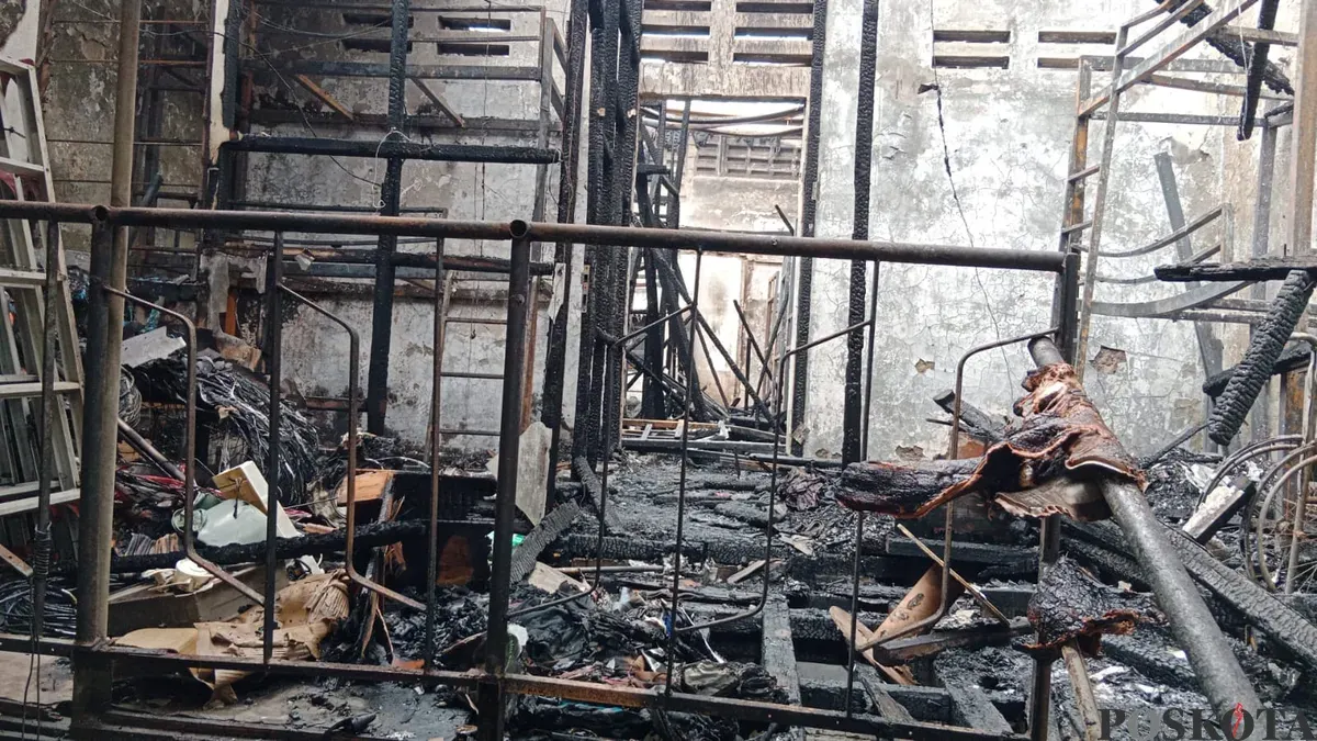 Mess karyawan kabel internet yang terbakar di samping gedung Harco Glodok, Tamansari, Jakarta Barat. (Sumber: Poskota/Pandi Ramedhan)