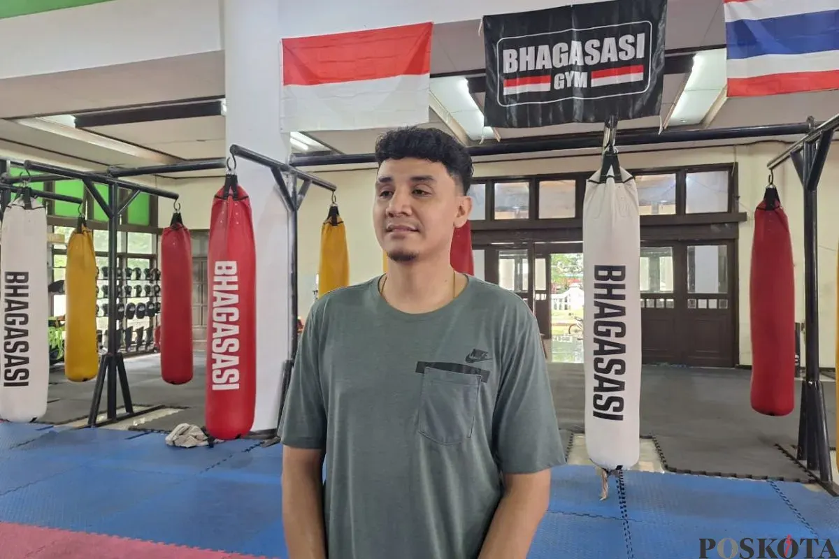 Ketua Pengcab Muay Thai Kabupaten Bekasi, Stefano Rumagit di sasana latihan Bekasi, Selasa, 25 Februari 2025. (Sumber: Poskota/Ihsan Fahmi)