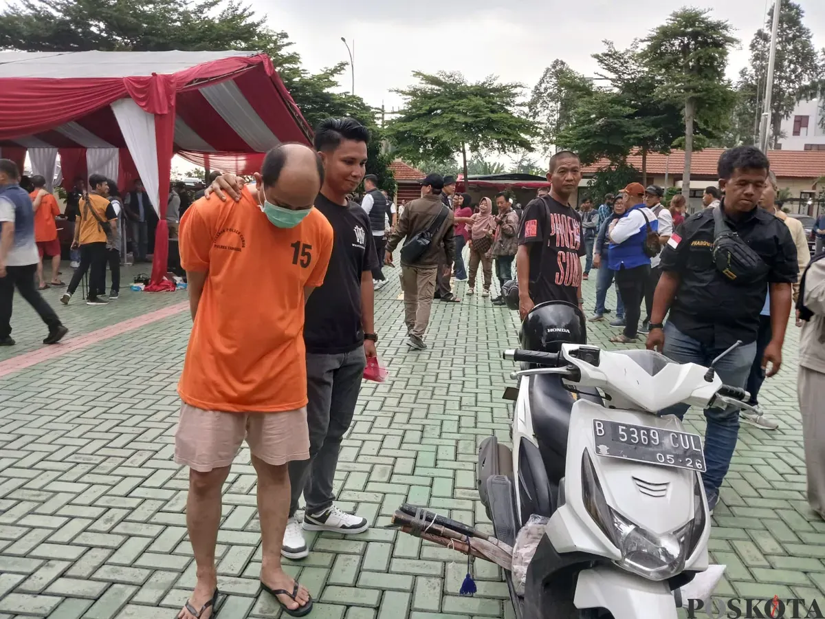 Pelaku pemerasan dan barang bukti saat diamankan di Polres Tangerang Selatan, Selasa, 25 Februari 2025. (Sumber: Poskota/Veronica Prasetyo)