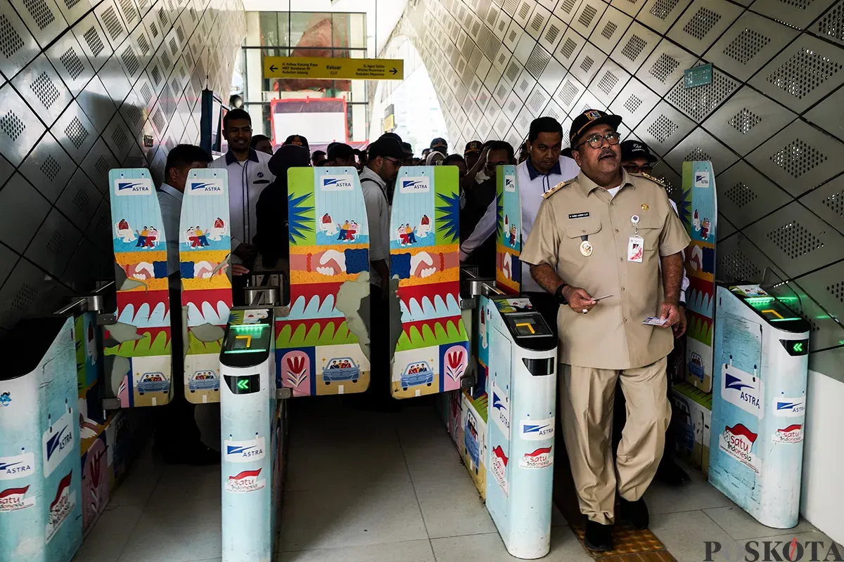 Wakil Gubernur Jakarta, Rano Karno, berjalan keluar dari kereta MRT menuju Halte Transjakara Bundaran HI Astra, Selasa, 25 Februari 2025. (Sumber: Poskota/Bilal Nugraha Ginanjar)