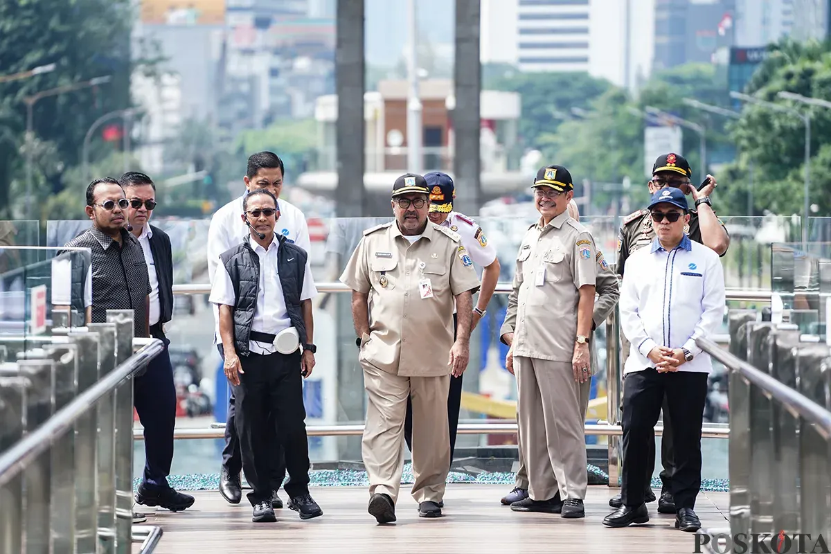 Wakil Gubernur Jakarta, Rano Karno, berjalan keluar dari kereta MRT menuju Halte Transjakara Bundaran HI Astra, Selasa, 25 Februari 2025. (Sumber: Poskota/Bilal Nugraha Ginanjar)
