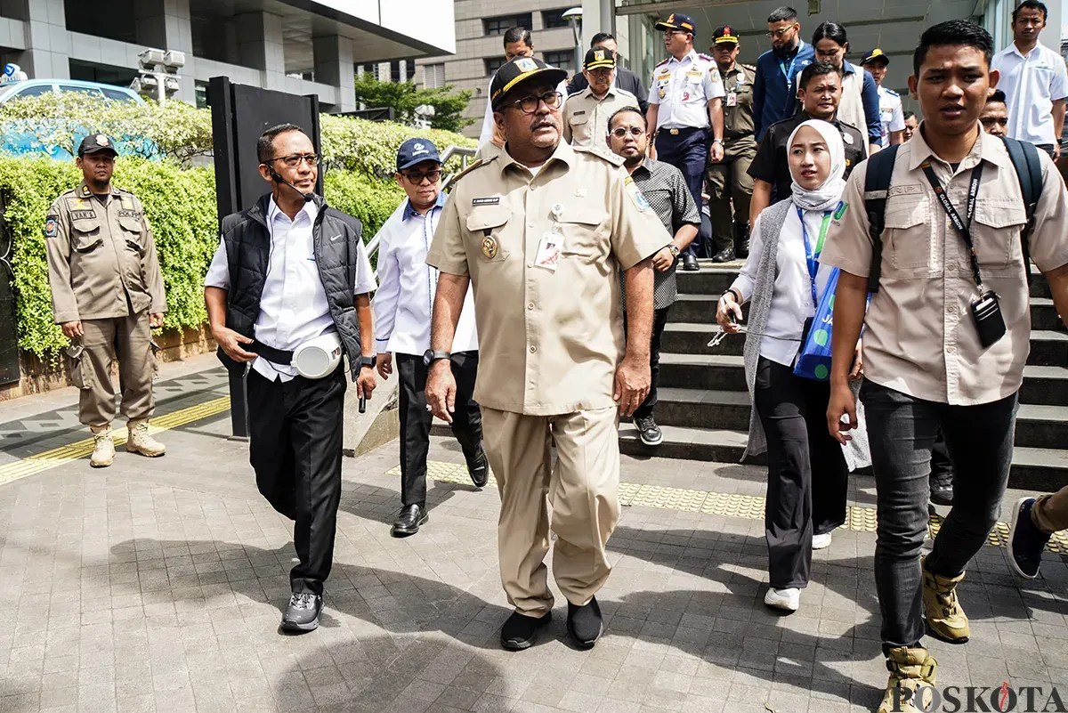 Wakil Gubernur Jakarta, Rano Karno, berjalan keluar dari kereta MRT menuju Halte Transjakara Bundaran HI Astra, Selasa, 25 Februari 2025. (Sumber: Poskota/Bilal Nugraha Ginanjar)