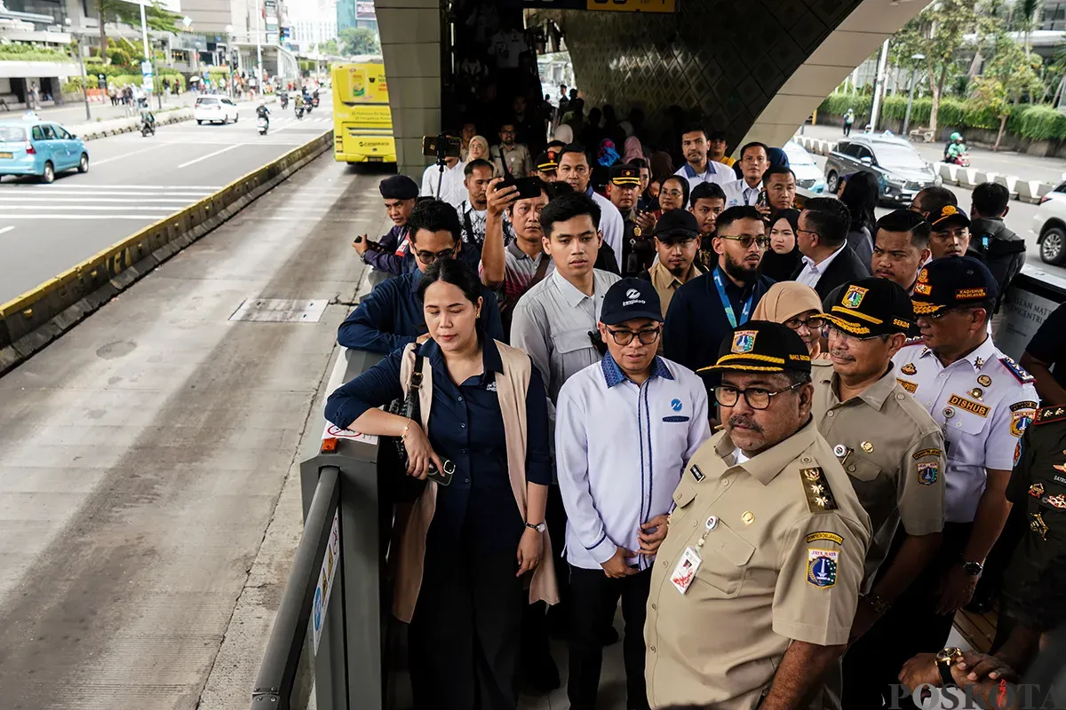 Wakil Gubernur Jakarta, Rano Karno, berjalan keluar dari kereta MRT menuju Halte Transjakara Bundaran HI Astra, Selasa, 25 Februari 2025. (Sumber: Poskota/Bilal Nugraha Ginanjar)