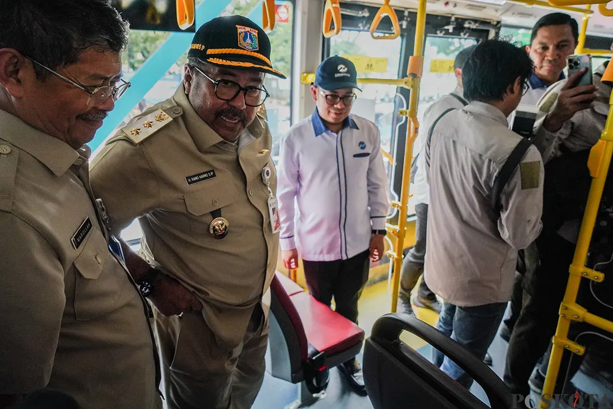 Wakil Gubernur Jakarta, Rano Karno, berjalan keluar dari kereta MRT menuju Halte Transjakara Bundaran HI Astra, Selasa, 25 Februari 2025. (Sumber: Poskota/Bilal Nugraha Ginanjar)