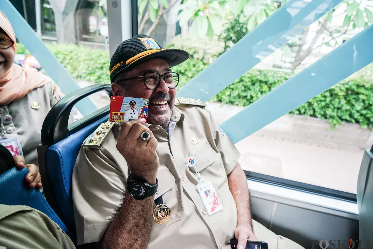 Wakil Gubernur Jakarta, Rano Karno, berjalan keluar dari kereta MRT menuju Halte Transjakara Bundaran HI Astra, Selasa, 25 Februari 2025. (Sumber: Poskota/Bilal Nugraha Ginanjar)