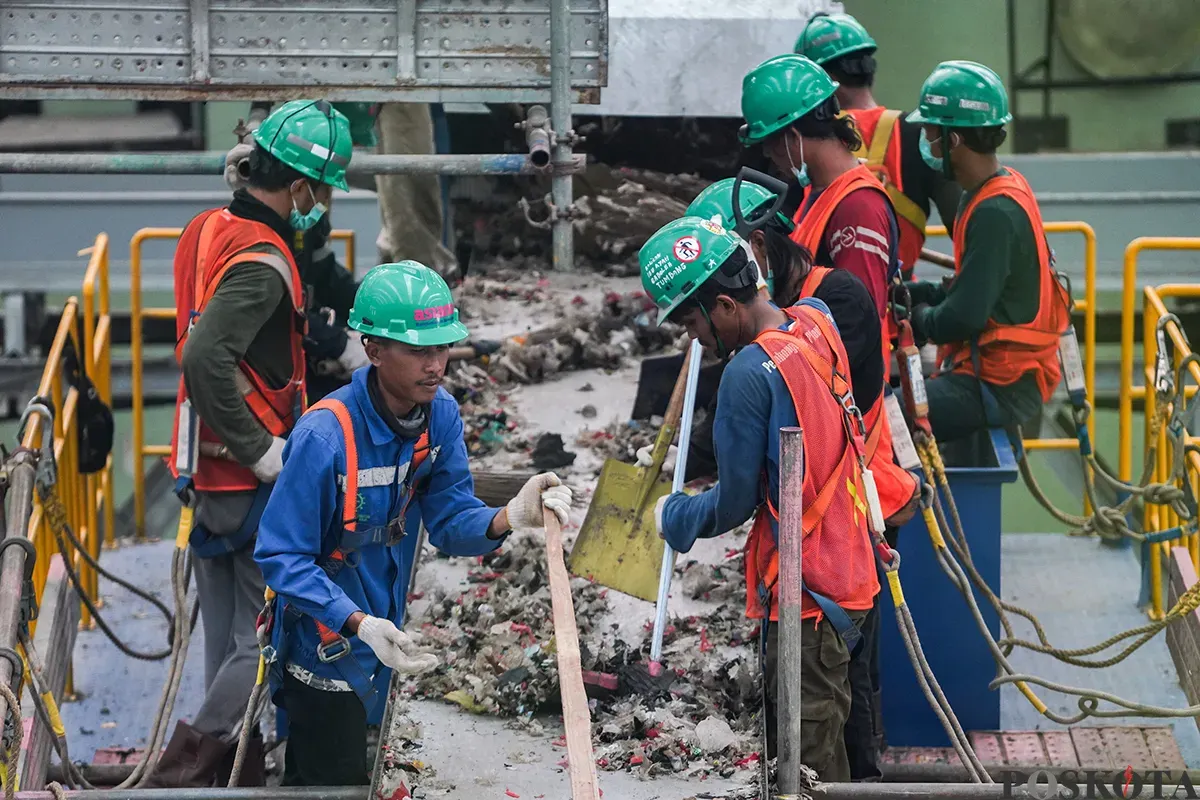 Petugas mengolah limbah dari sampah plastik di Refuse Derived Fuel (RDF) Plant Rorotan, Jakarta Utara, Selasa, 25 Februari 2025. (Sumber: Poskota/Bilal Nugraha Ginanjar)