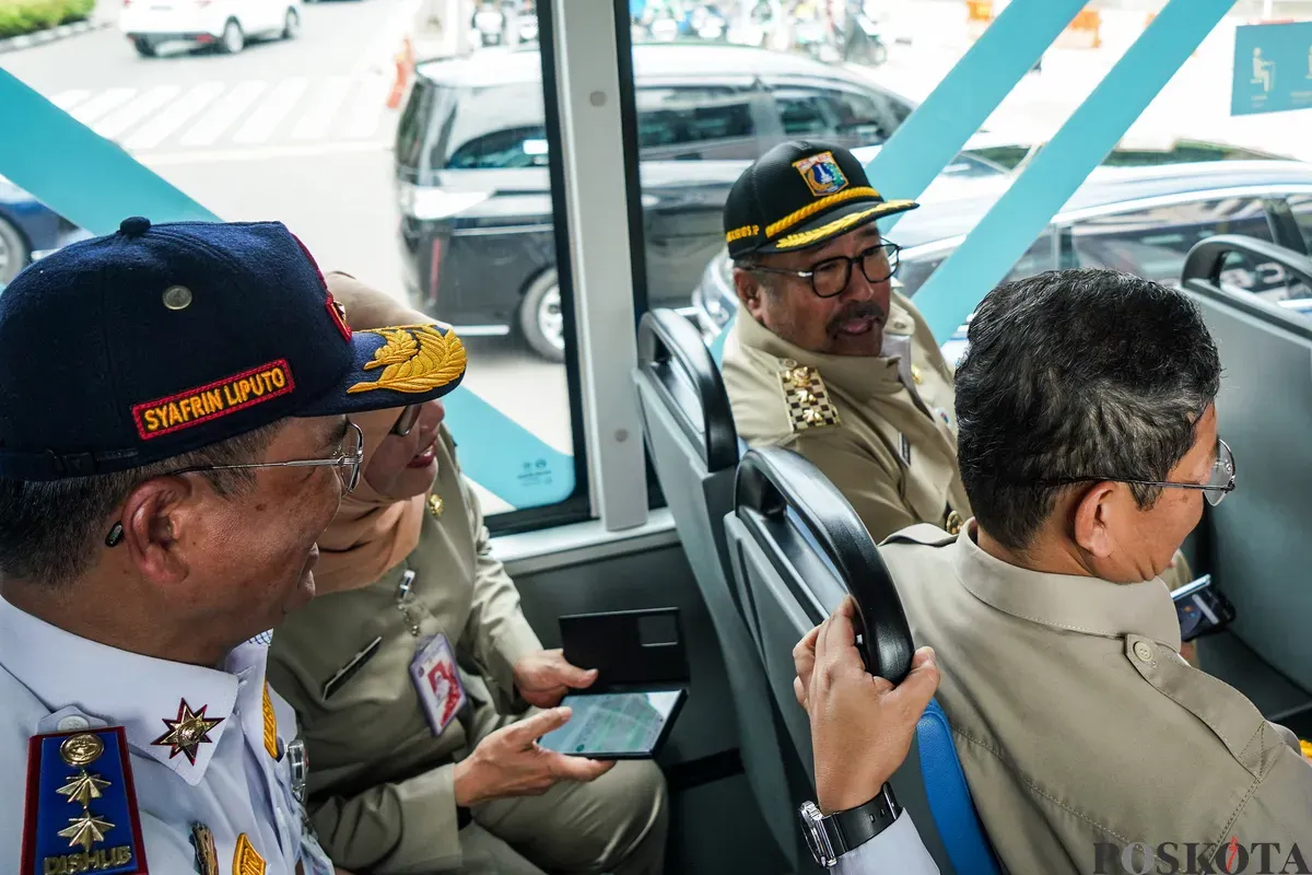 Wakil Gubernur DKI Jakarta berjalan keluar dari kereta MRT menuju Halte Transjakara Bundaran HI Astra, Selasa, 25 Februari 2025. (Sumber: Poskota/Bilal Nugraha Ginanjar)