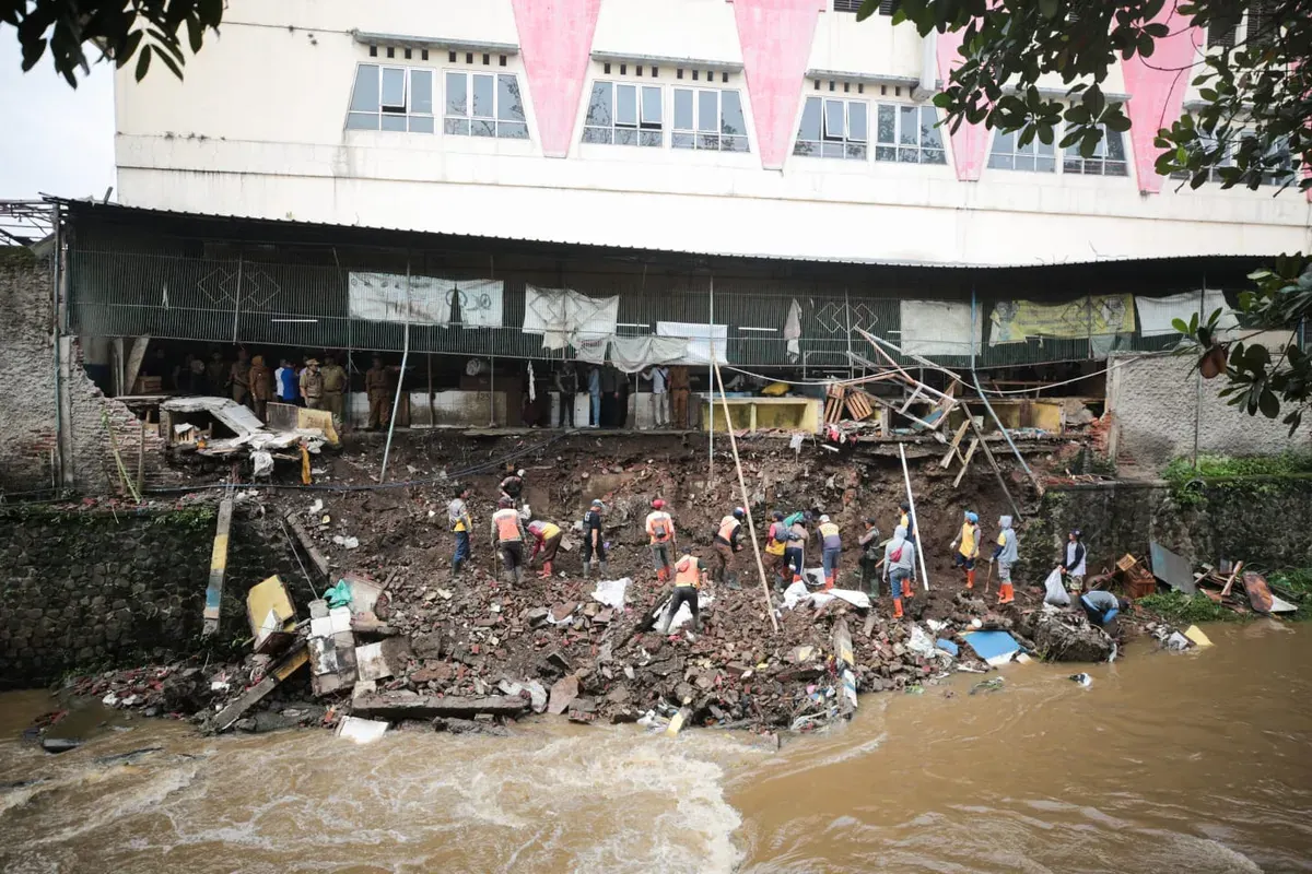 Kirmir di Pasar Ancol, Kecamatan Regol, Kota Bandung tengah diperbaiki setelah ambruk. (Sumber: Dok. Diskominfo Kota Bandung)