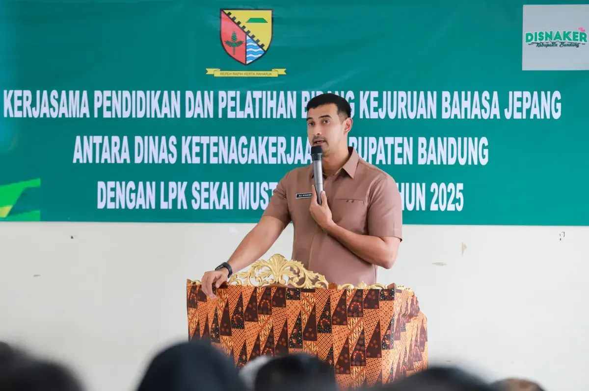Wakil Bupati Bandung, Ali Syakieb saat memberi pesan kepada peserta pelatihan bahasa Jepang di Kecamatan Rancaekek, Kabupaten Bandung, Selasa, 25 Februari 2025. (Sumber: Dok. Pemkab Bandung)