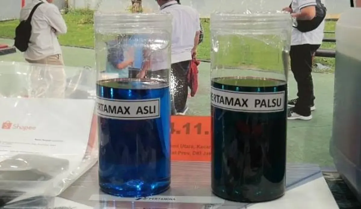 Perbedaan warna BBM Pertamax (biru tua) dan Pertalite (biru tosca) bisa menjadi indikator keaslian bahan bakar. (Sumber: X/@tanyarlfes)