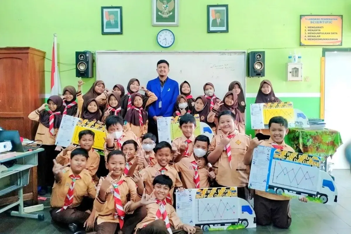 Ilustrasi guru yang sedang mengajar murid. Cek data pengajar di Info GTK untuk mendapatkan TPG 2025. (Sumber: BBPMP Provinsi Jawa Timur)