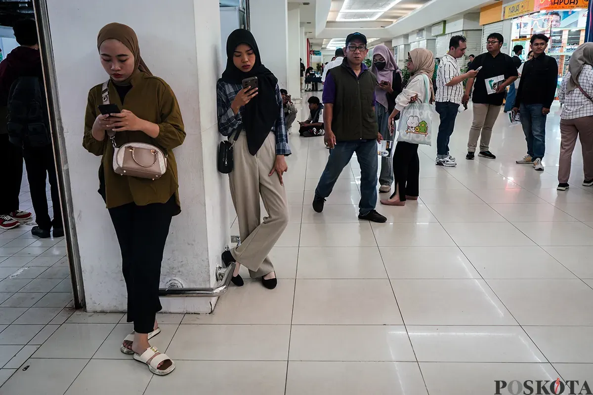 Sejumlah para pencari kerja ketika mengunjungi Jakarta Jobfair di Mall Tamini, Jakarta Timur, Rabu, 26 Februari 2025. (Sumber: Poskota/Bilal Nugraha Ginanjar)
