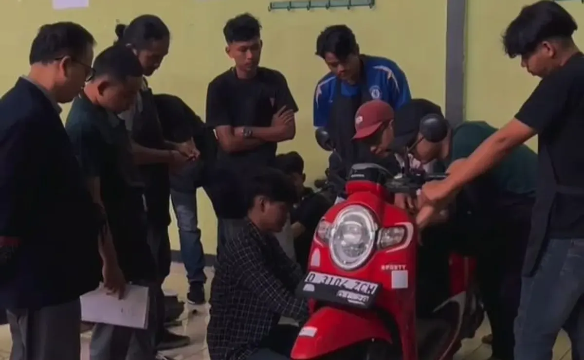 Disperdagin Kabupaten Bandung melaksanakan bimbingan teknis servis motor atau perbengkelan. (Sumber: Dok. Pemkab Bandung)