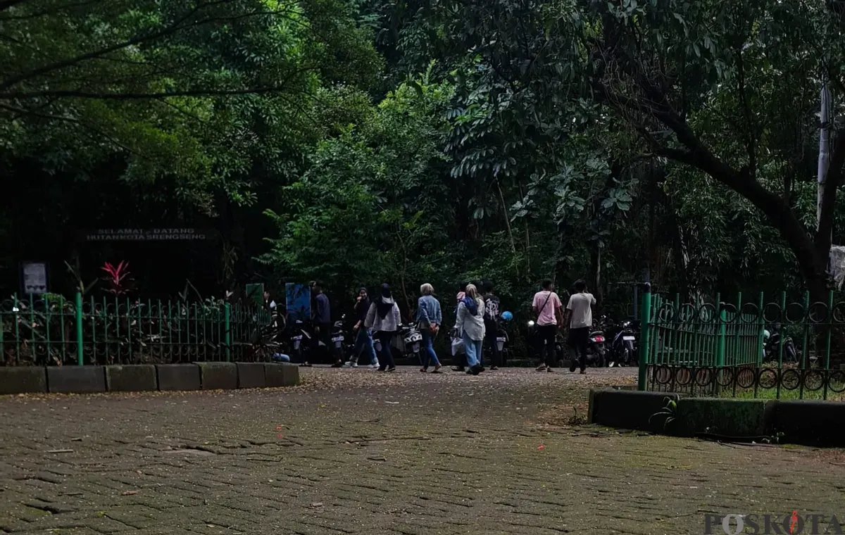 Suasana saat akhir pekan masyarakat berolahraga di kawasan Hutan Kota Srengseng, Kembangan, Jakarta Barat. (Sumber: Poskota/Pandi Ramedhan)