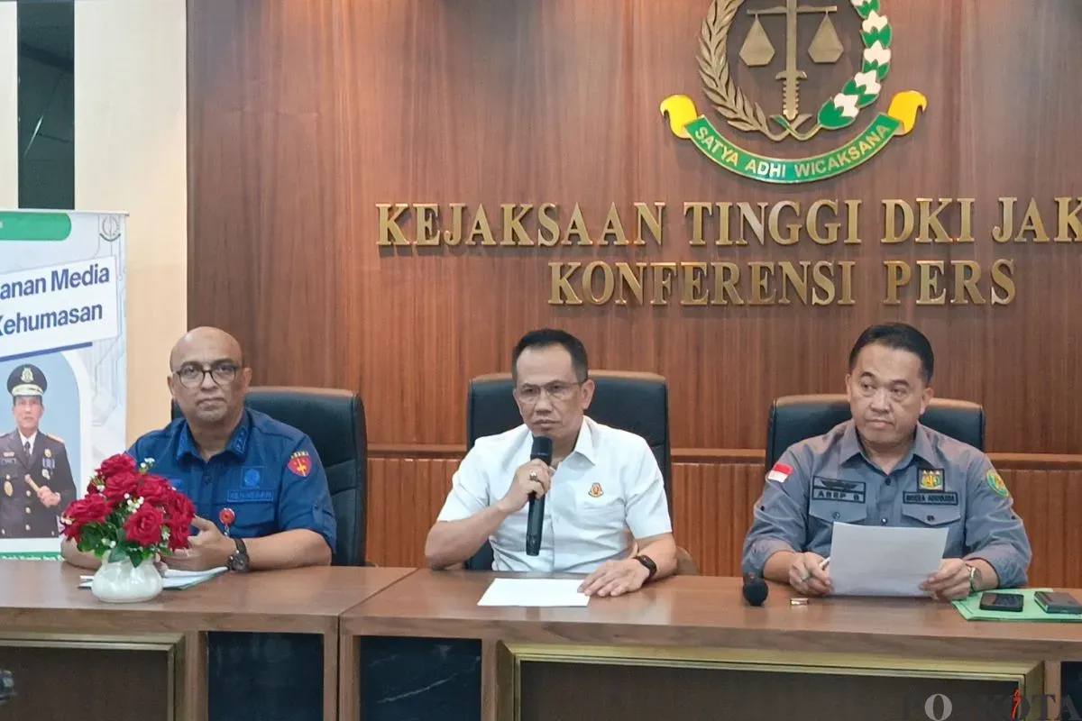 Kepala Kejaksaan Tinggi (Kajati) Jakarta, Patris Yusrian Jaya (kemeja putih) saat konferensi pers di Kejati Jakarta, Jakarta Selatan, Kamis, 27 Februari 2025. (Sumber: Poskota/Ali Mansur)