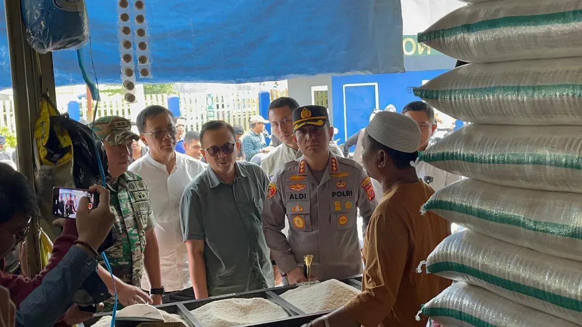 Jajaran Forkopimda Kabupaten Bandung menggelar monitoring ketersediaan dan harga kebutuhan pokok di Pasar Sehat Soreang Kecamatan Soreang Kabupaten Bandung, Jumat 28 Februari 2025. (Sumber: Dok. Pemkab Bandung)