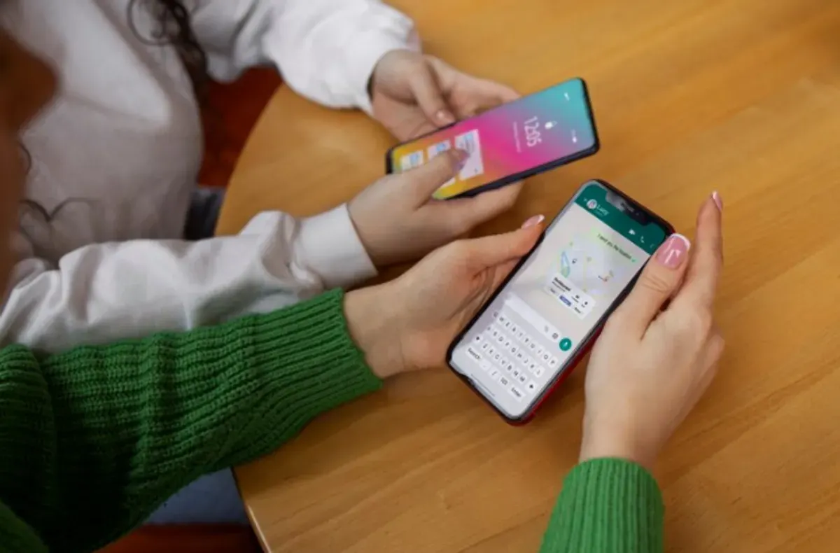 Cara mudah login ke akun WhatsApp tanpa perlu kode verifikasi. (Sumber: Freepik)