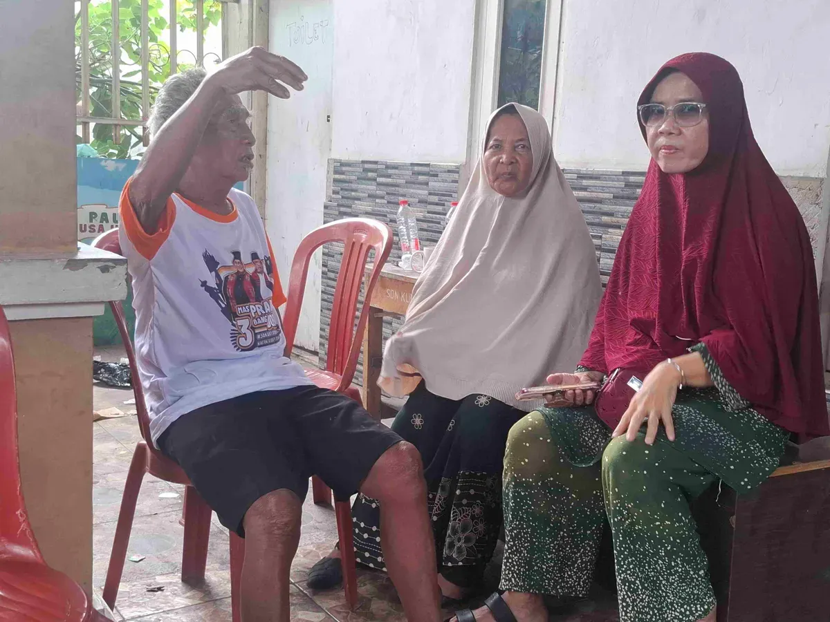 Zulkipli (71) korban terluka bakar usai berhasil menyelamatkan dari kebakaran di Cilincing, Jakarta Utara, Rabu 1 Januari 2024, mendapatkan bantuan dari pemerintah. (Foto: Angga Pahlevi)