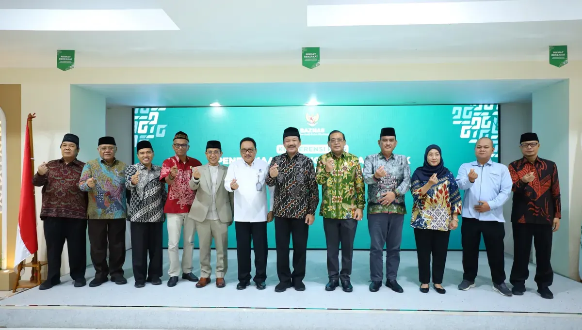Ketua Baznas RI Noor Achmad bersama jajaran pengurus Baznas menerima empat penghargaan di akhir tahun 2024 di Jakarta. (Sumber: Dok. Baznas)