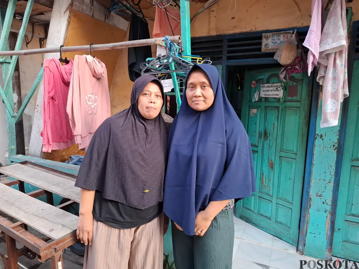 Dua ibu rumah tangga, Isla dan Sumiah saat ditemui di Kampung Muka, Kelurahan Ancol, Kecamatan Pademangan, Jakarta Utara, Kamis, 2 Januari 2025. (Sumber: Poskota/Angga Pahlevi)